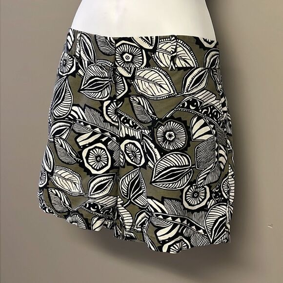 LOFT Abstract Tropical Floral Olive Black Cream Linen Blend Bermuda Shorts-Sz 8 - Picture 2 of 13